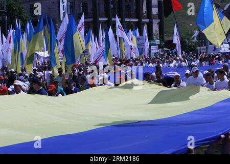 Bildnummer: 59664460 Datum: 18.05.2013 Copyright: imago/Xinhua (130518) -- KIEV, 18 maggio 2013 (Xinhua) -- i manifestanti detengono una bandiera Ucraina gigante durante una manifestazione di opposizione nel centro di Kiev, capitale dell'Ucraina, il 18 maggio 2013, chiedendo di rilasciare l'ex primo ministro ucraino incarcerato e leader dell'opposizione Yulia Tymoshenko. (Xinhua/Muliming) UCRAINA-KIEV-POLITICS PUBLICATIONxNOTxINxCHN Politik Demo Protest xjh x0x premiumd 2013 quer 59664460 Data 18 05 2013 Copyright Imago XINHUA Kiev 18 maggio 2013 XINHUA manifestante tenere una bandiera Ucraina gigante durante il Rally di opposizione in CE Foto Stock