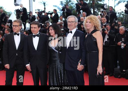 Bildnummer: 59666064 Datum: 19.05.2013 Copyright: imago/Xinhua (130519) -- CANNES, 19 maggio 2012 (Xinhua) -- il presidente della giuria, il regista statunitense Steven Spielberg (2nd R) arriva con Christoph Waltz, Cristian Mungiu, Lynne Ramsay e la moglie Kate Capshaw per la proiezione del film americano Inside Llewyn Davis in concorso al 66° Festival di Cannes, nel sud della Francia, il 19 maggio 2013. (Xinhua/Gao Jing) FRANCE-CANNES-FILM FESTIVAL-INSIDE LLEWYN DAVIS-PREMIERE PUBLICATIONxNOTxINxCHN PUBLICATIONxNOTxINxCHN People Kultur Entertainment Film 66 Internationale Filmfestspiele Cannes Filmprem Foto Stock
