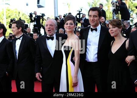 Bildnummer: 59670765  Datum: 20.05.2013  Copyright: imago/Xinhua (130520) -- CANNES, May 20, 2012 (Xinhua) -- French actress Marion Cotillard (3rd R) arrives for the screening of the film Blood Ties presented Out of Competition at the 66th Cannes Film Festival in Cannes, southern France, May 20, 2013. (Xinhua/Gao Jing) FRANCE-CANNES-FILM FESTIVAL-BLOOD TIES-PREMIERE PUBLICATIONxNOTxINxCHN Entertainment Film 66 Internationale Filmfestspiele Cannes People x0x xkg 2013 quer premiumd      59670765 Date 20 05 2013 Copyright Imago XINHUA  Cannes May 20 2012 XINHUA French actress Marion Cotillard 3rd Stock Photo