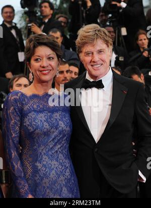 Bildnummer: 59680142 Datum: 22.05.2013 Copyright: imago/Xinhua CANNES - il membro del cast Robert Redford (R) posa per le foto mentre arriva per la proiezione del film americano All Is Lost presentato fuori concorso alla 66a edizione del Festival di Cannes, nel sud della Francia, 22 maggio 2013. (Xinhua/Gao Jing)(axy) FRANCE-CANNES-FILM FESTIVAL-ALL IS LOST-PREMIERE PUBLICATIONxNOTxINxCHN Kultur Entertainment People Film 66 Internationale Filmfestspiele Cannes Filmpremiere Premiere xsp x0x 2013 Hocch Highlight Premiumd 59680142 Data 22 05 2013 Copyright Imago XINHUA Cannes Cast me Foto Stock