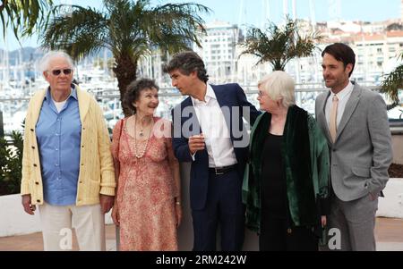 Bildnummer: 59684777 Datum: 23.05.2013 Copyright: imago/Xinhua (130523) -- CANNES, 23 maggio 2013 (Xinhua) -- (da L a R) l'attore statunitense Bruce Dern, l'attrice Angela McEwan, il regista Alexander Payne, l'attrice June Squibb e l'attore Will forte posano durante una photocall per il film Nebraska presentato al Concorso alla 66a edizione del Festival di Cannes, in Francia, il 23 maggio 2013. (Xinhua/Gao Jing) FRANCIA-CANNES-FILM FESTIVAL-NEBRASKA-PHOTOCALL PUBLICATIONxNOTxINxCHN Kultur Entertainment People Film 66 Internationale Filmfestspiele Cannes Photocall xcb x0x 2013 quer premiumd 59684777 D Foto Stock