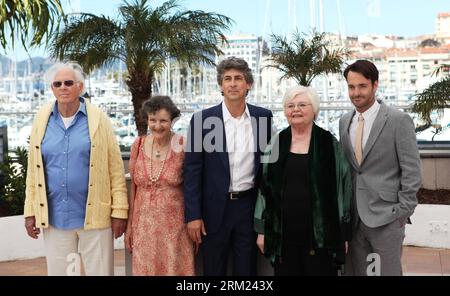 Bildnummer: 59684778 Datum: 23.05.2013 Copyright: imago/Xinhua (130523) -- CANNES, 23 maggio 2013 (Xinhua) -- (da L a R) l'attore statunitense Bruce Dern, l'attrice Angela McEwan, il regista Alexander Payne, l'attrice June Squibb e l'attore Will forte posano durante una photocall per il film Nebraska presentato al Concorso alla 66a edizione del Festival di Cannes, in Francia, il 23 maggio 2013. (Xinhua/Gao Jing) FRANCIA-CANNES-FILM FESTIVAL-NEBRASKA-PHOTOCALL PUBLICATIONxNOTxINxCHN Kultur Entertainment People Film 66 Internationale Filmfestspiele Cannes Photocall xcb x0x 2013 quer premiumd 59684778 D Foto Stock