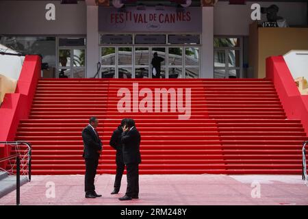 Bildnummer: 59686732 Datum: 15.05.2013 Copyright: imago/Xinhua Security Personnel ready for the opening Ceremony of the 66th Cannes Film Festival in Cannes, Francia, il 15 maggio 2013. Il festival cinematografico si svolge dal 15 maggio al 26 maggio di quest'anno. (Xinhua/Zhou lei) FRANCE-CANNES-FILM FESTIVAL-PEOPLE PUBLICATIONxNOTxINxCHN Kultur Entertainment People Film 66 Internationale Filmfestspiele Cannes xcb x0x 2013 quer premiumd 59686732 Data 15 05 2013 Copyright Imago XINHUA personale di sicurezza preparati per la cerimonia di apertura del Festival di Cannes in Francia IL 15 maggio 2013 The Film Festi Foto Stock