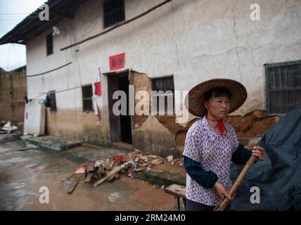 Bildnummer: 59691985 Datum: 24.05.2013 Copyright: imago/Xinhua (130524) -- JIAOLING, 24 maggio 2013 (Xinhua) -- Zhong Weimei, 50, pulisce di fronte alla sua casa nel villaggio Haoling della contea di Jiaoling, città di Meizhou, provincia del Guangdong, 22 maggio 2013. Zhong ha due figli, entrambi frequentano il college nella capitale provinciale Guangzhou, il che rende la vita più difficile per Zhong e suo marito dopo il temporale che ha colpito la provincia del Guangdong il 18 maggio. Con i giovani che frequentano la scuola o lavorano al di fuori della loro città natale, i membri della famiglia rimasti stanno diventando ancora più vulnerabili dopo la nascita Foto Stock