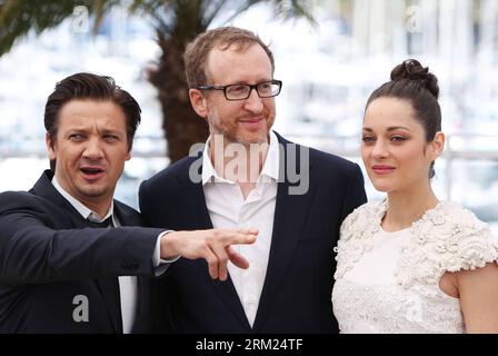 Bildnummer: 59693622  Datum: 24.05.2013  Copyright: imago/Xinhua (130524) -- CANNES, May 24, 2013 (Xinhua) -- Director James Gray (C), French actress Marion Cotillard (R) and US actor Jeremy Renner pose during a photocall for the film The Immigrant at the 66th edition of the Cannes Film Festival in Cannes, on May 24, 2013. (Xinhua/Gao Jing) (djj) FRANCE-CANNES-FILM FESTIVAL-THE IMMIGRANT-PHOTOCALL PUBLICATIONxNOTxINxCHN Kultur Entertainment People Film 66 Internationale Filmfestspiele Cannes Photocall premiumd x0x xmb 2013 quer      59693622 Date 24 05 2013 Copyright Imago XINHUA  Cannes May 2 Stock Photo