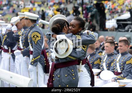 Bildnummer: 59701243  Datum: 25.05.2013  Copyright: imago/Xinhua Graduating cadets celebrate with a hug during the graduation ceremonies at the United States Military Academy at West Point, New York, the United States, May 25, 2013. 1,007 cadets graduated on Saturday from the famous military academy founded in 1802. (Xinhua/Wang Lei) (ybg) US-NEW YORK-WEST POINT-GRADUATION PUBLICATIONxNOTxINxCHN Gesellschaft Miliär Abschluss Akademie Militär xsp x0x 2013 quer     59701243 Date 25 05 2013 Copyright Imago XINHUA graduating Cadets Celebrate With a Hug during The Graduation Ceremonies AT The Unite Stock Photo