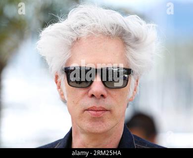 Bildnummer: 59701300 Datum: 25.05.2013 Copyright: imago/Xinhua il regista Jim Jarmusch posa durante una photocall per il film Only Lovers Left Alive presentato al Concorso alla 66a edizione del Festival di Cannes, il 25 maggio 2013. (Xinhua/Gao Jing)(ybg) FRANCIA-CANNES-FILM-ONLY LOVERS LEFT ALIVE-PHOTOCALL PUBLICATIONxNOTxINxCHN Kultur Entertainment People Film 66 Internationale Filmfestspiele Cannes Photocall Porträt xsp x0x 2013 quer Highlight Premiumd 59701300 Data 25 05 2013 Copyright Imago XINHUA il regista Jim Jarmusch posa durante una chiamata fotografica per il Film Onl Foto Stock