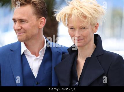 Bildnummer: 59701302 Datum: 25.05.2013 Copyright: imago/Xinhua (130525) -- CANNES, 25 maggio 2012 (Xinhua) -- l'attrice britannica Tilda Swinton (R) e l'attore Tom Hiddleston posano durante una photocall per il film Only Lovers Left Alive presentato al Concorso alla 66a edizione del Festival di Cannes, in Francia, il 25 maggio 2013. (Xinhua/Gao Jing) FRANCIA-CANNES-FILM-ONLY LOVERS LEFT ALIVE-PHOTOCALL PUBLICATIONxNOTxINxCHN Kultur Entertainment People Film 66 Internationale Filmfestspiele Cannes Photocall xsp x0x 2013 quer 59701302 Data 25 05 2013 Copyright Imago XINHUA Canne Foto Stock