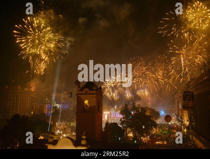 Bildnummer: 59701425 Datum: 25.05.2013 Copyright: imago/Xinhua i fuochi d'artificio esplodono sopra il Palazzo Presidenziale di Casa Rosada mentre i residenti partecipano a una manifestazione per commemorare il 203 ° anniversario della Rivoluzione di maggio e il 10 ° anniversario della cerimonia di inaugurazione dell'ex presidente argentino NestorKirchner, a Buenos, Argentina, il 25 maggio 2013. (Xinhua/Leo la Valle) (py) ARGENTINA-BUENOS AIRES-COMMEMORAZIONE PUBLICATIONxNOTxINxCHN Politik xsp x1x 2013 quer o0 Feuerwerk, Jahrestag 59701425 Data 25 05 2013 Copyright Imago XINHUA fuochi d'artificio esplodono sopra la Casa Rosada Presidential Pa Foto Stock