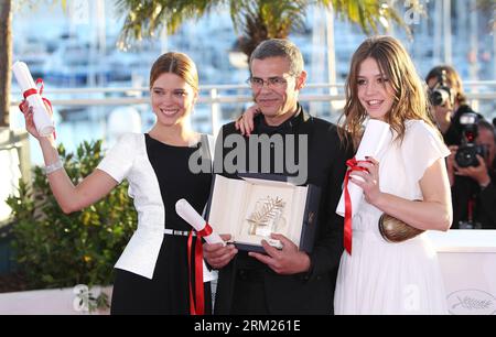 Bildnummer: 59707667 Datum: 26.05.2013 Copyright: imago/Xinhua (130526) -- CANNES, 26 maggio 2012 (Xinhua) -- membri cast de la vie D Adele (L to R) attrice francese Lea Seydoux, il regista Abdellatif Kechiche e l'attrice Adele Exarchopoulos si mettono in posa durante una photocall dopo essere stati premiati con Palme d or per il film la vie d Adele al 66° Festival di Cannes, in Francia, il 26 maggio 2013. Il festival si è concluso qui domenica sera. (Xinhua/Gao Jing) FRANCE-CANNES-FILM FESTIVAL-LA vie D ADELE-PALME D OR PUBLICATIONxNOTxINxCHN Kultur Entertainment People Film 66 Internationale Filmfestspiele CA Foto Stock