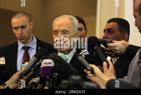 Bildnummer: 59706812 Datum: 26.05.2013 Copyright: imago/Xinhua (130526) -- AMMAN, 26 maggio 2013 (Xinhua) -- il presidente israeliano Shimon Peres (C) parla ai media nel secondo giorno del Forum economico mondiale sul Medio Oriente e il Nord Africa, sulle rive del Mar morto, 55 km a sud-est di Amman, capitale della Giordania, il 26 maggio 2013. Domenica Peres ha detto che è possibile per israeliani e palestinesi superare le differenze e lo scetticismo e andare avanti per raggiungere la pace. (Xinhua/Mohammad Abu Ghosh) GIORDANIA-WORLD ECONOMIC FORUM-ISRAEL-PERES PUBLICATIONxNOTxINxCHN People Politik premiumd x Foto Stock