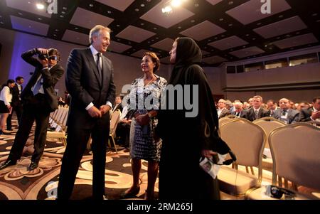 Bildnummer: 59708069 Datum: 26.05.2013 Copyright: imago/Xinhua (130526) -- AMMAN, 26 maggio 2013 (Xinhua) -- l'inviato del Quartetto internazionale in Medio Oriente Tony Blair (L) parla con un partecipante alla sessione di chiusura del Forum economico Mondiale, sulle rive del Mar morto, 55 km a sud-est di Amman, capitale della Giordania, il 26 maggio 2013. (Xinhua/Mohammad Abu Ghosh) FORUM ECONOMICO MONDIALE DEL MARE MORTO DELLA GIORDANIA PUBLICATIONxNOTxINxCHN People Politik x0x xkg 2013 quer premiumd 59708069 Data 26 05 2013 Copyright Imago XINHUA Amman maggio 26 2013 XINHUA inviato del Quartetto Internazionale alla Midd Foto Stock