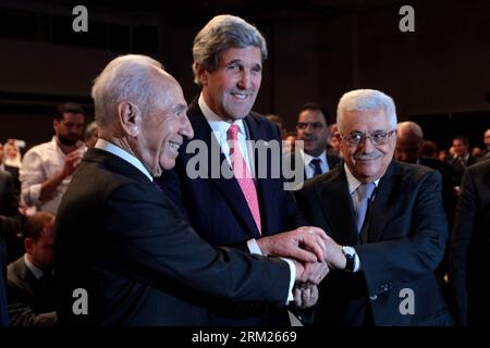 Bildnummer: 59708070 Datum: 26.05.2013 Copyright: imago/Xinhua (130526) -- AMMAN, 26 maggio 2013 (Xinhua) -- il Segretario di Stato americano John Kerry (C) stringe la mano al Presidente palestinese Mahmud Abbas (R) e al Presidente israeliano Shimon Peres (L) durante la sessione di apertura del Forum economico mondiale sul Medio Oriente e il Nord Africa, sulle rive del Mar morto, a 55 km a sud-est di Amman, capitale della Giordania, il 26 maggio 2013. (Xinhua/Mohammad Abu Ghosh) FORUM ECONOMICO MONDIALE DEL MARE MORTO DELLA GIORDANIA PUBLICATIONxNOTxINxCHN People Politik x0x xkg 2013 quer premiumd 59708070 Data 26 05 2013 Copyright Foto Stock