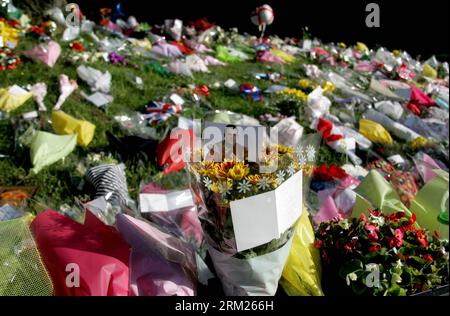 Bildnummer: 59708038 Datum: 26.05.2013 Copyright: imago/Xinhua Flowers and cards are placed at the site where British Soldier Lee Rigby was Killed in Woolwich, East London il 26 maggio 2013. (Xinhua/Bimal Gautam) UK-LONDON-SOLDIER-LURN PUBLICATIONxNOTxINxCHN Gesellschaft x2x xkg 2013 quer o0 Terror Mord Terroranschlag Anschlag andenken Gedenken Trauer Anteilnahme 59708038 Data 26 05 2013 Copyright Imago XINHUA Flowers and Cards are placed AT the Site where British Soldier Lee Rigby What Killed in Woolwich East London ON May 26 2013 XINHUA Bimal Gautam UK London Soldier Morne PUBLICATI Foto Stock