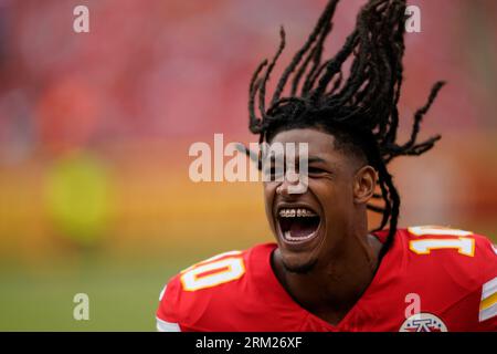 Kansas City, Stati Uniti. 26 agosto 2023. Il running back dei Kansas City Chiefs Isiah Pacheco (10) festeggia un touchdown a bordo campo nel secondo periodo contro i Cleveland Browns all'Arrowhead Stadium di Kansas City, Missouri, sabato 26 agosto 2023. Foto di Jon Robichaud/UPI credito: UPI/Alamy Live News Foto Stock