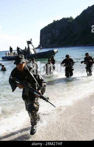 Bildnummer: 59723038 Datum: 29.05.2013 Copyright: imago/Xinhua (130529) -- PROVINCIA DI CAVITE, 29 maggio 2013 (Xinhua) -- i cadetti dell'Accademia militare delle Filippine (PMA) prendono posizione a terra durante un esercizio di addestramento congiunto sul campo presso il centro di addestramento Marines nella provincia di Cavite, Filippine, 29 maggio 2013. Più di 700 futuri ufficiali militari nelle Filippine hanno attraversato esercitazioni in una base marina per l'addestramento congiunto su assalti terrestri, aerei e marittimi dopo che sette soldati marini sono stati uccisi in azione in uno scontro contro i membri militanti islamisti dell'Abu Sayyaf, collegato ad al-Qaeda, nella città di Patikul a Sulu, Foto Stock
