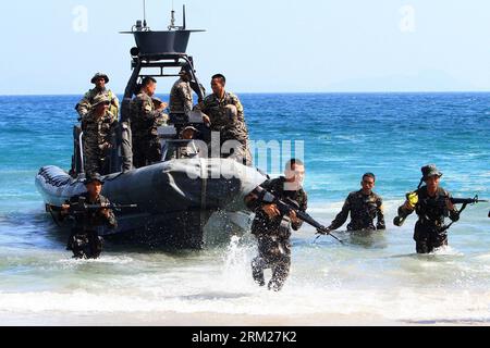 Bildnummer: 59723039  Datum: 29.05.2013  Copyright: imago/Xinhua (130529) -- CAVITE PROVINCE, May 29, 2013 (Xinhua) -- Philippine Military Academy (PMA) cadets take positions ashore during a joint field training exercise at the Marines training centre in Cavite Province, the Philippines, May 29, 2013. More than 700 future military officers in the Philippines went through drills at a marine base for joint training on land, air, and sea assault after seven marine soldiers were killed in action in a clash against Islamist militant members of the al-Qaeda-linked Abu Sayyaf in Patikul town in Sulu, Stock Photo