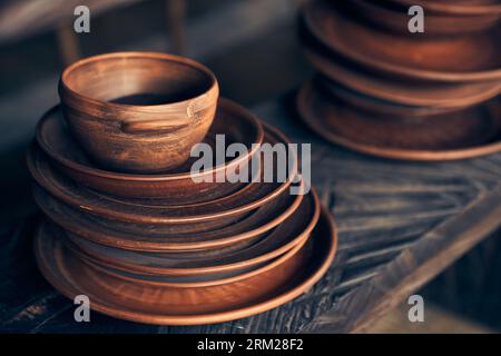 Lastre di argilla, raccolta e dimostrazione in un'officina, piccole imprese e punti vendita al dettaglio. Prodotti Clay, su uno scaffale di uno studio, di un negozio creativo o di una startup di produzione. Foto di alta qualità Foto Stock