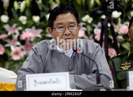 Bildnummer: 59735980  Datum: 30.05.2013  Copyright: imago/Xinhua U Aung Min, vice chairman of the Central Peace Making Work Committee and minister at the President s Office, attends a press conference in Myitgyina, Myanmar, May 30, 2013. Myanmar government and the Kachin Independence Organization (KIO) signed a seven-point peace talk agreement on the final day of their three-day talk in Myitgyina, capital of north Myanmar s Kachin state on Thursday. (Xinhua/U Aung)(zcc) MYANMAR-MYITGYINA-KIO-AGREEMENT PUBLICATIONxNOTxINxCHN Politik Gesellschaft Burma Vereinbarung xdp x0x 2013 quer premiumd Foto Stock