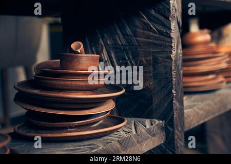 Prodotti Clay, su uno scaffale di uno studio, di un negozio creativo o di una startup di produzione. Lastre di argilla, raccolta e dimostrazione in un'officina, piccole imprese e punti vendita al dettaglio. Foto di alta qualità Foto Stock