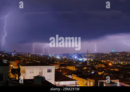 Vista del cielo tempestoso con fulmini sulla città di Istanbul di notte Foto Stock