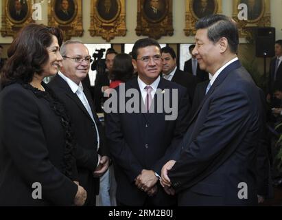 Bildnummer: 59766458 Datum: 03.06.2013 Copyright: imago/Xinhua (130603) -- SAN JOSE, 3 giugno 2013 (Xinhua) -- il presidente cinese Xi Jinping (1° R, fronte), accompagnato dal presidente dell'Assemblea legislativa costaricana Luis Fernando Mendoza (2° R, fronte), colloqui con i rappresentanti dei partiti politici costaricani a San Jose, capitale della Costa Rica, il 3 giugno 2013. XI ha incontrato Mendoza e i rappresentanti dei partiti politici costaricani qui lunedì. (Xinhua/Zhang Duo) (cxy) COSTA RICA-CINA-XI JINPING-MEETING PUBLICATIONxNOTxINxCHN Politik People x0x xdd premiumd 2013 quer 59766458 Data 03 Foto Stock