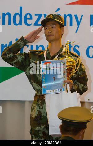 Bildnummer: 59771520 Datum: 04.06.2013 Copyright: imago/Xinhua Wang Zhanjun della Cina pone con il suo trofeo durante la cerimonia di premiazione alla 12a Coppa del mondo di cecchino militare e polizia a Budapest, in Ungheria, il 4 giugno 2013. Wang ha vinto la medaglia d'oro della competizione militare individuale dell'evento. (Xinhua/Attila Volgyi) (SP)UNGHERIA-BUDAPEST-POLICE-MILITARY-SNIPER-WORLD CUP PUBLICATIONxNOTxINxCHN Gesellschaft Militär Scharfschütze Scharfschützen WM Weltmeister Siegerehrung Pokal Trophäe Objekte x0x xdd premiumd 2013 hoch 59771520 Data 04 06 2013 Copyright Imago XINHUA Wang Zhanjun della Cina Foto Stock