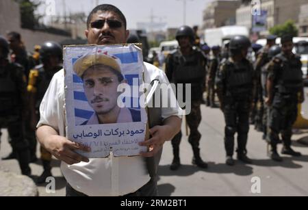 Bildnummer: 59778577 Datum: 05.06.2013 Copyright: imago/Xinhua (130605) - SANAA, 5 giugno 2013 (Xinhua) - Un manifestante yemenita tiene la foto di un prigioniero durante una protesta che chiede il rilascio di detenuti a Sanaa, Yemen, il 5 giugno 2013. Mercoledì il pubblico ministero dello Yemen ha ordinato di rilasciare 17 giovani arrestati durante le proteste di massa del 2011 contro l'ex presidente Ali Abdullah Saleh, l'agenzia di stampa ufficiale Saba ha riferito. (Xinhua/Mohammed) YEMEN-SANAA-POLITICA-PROTESTA PUBLICATIONxNOTxINxCHN Politik Demo Protest Jemen premiumd x0x xmb 2013 quer 59778577 Data 0 Foto Stock