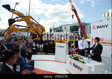 Bildnummer: 59785800  Datum: 06.06.2013  Copyright: imago/Xinhua (130606) -- MOSCOW, June 6, 2013 (Xinhua) -- A Delegate of China s Sany Heavy Industry (1st, R) shakes hands with a Russian purchaser during the CTT 2013 in Moscow, Russia, on June 6, 2013. Sany Heavy Industry Co., Ltd. has signed agreements with three Russian purchasers with a total amount of nearly 32 million dollars during the CTT 2013 on thursday. (Xinhua/Jiang Kehong) (bxq) RUSSIA-MOSCOW-SANY HEAVY INDUSTRY PUBLICATIONxNOTxINxCHN Wirtschaft Industrie Bau Baugewerbe xas x0x 2013 quer      59785800 Date 06 06 2013 Copyright Im Stock Photo