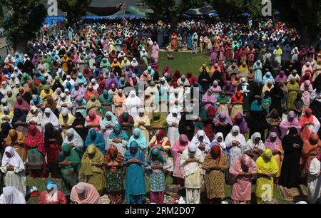 Bildnummer: 59790220 Datum: 07.06.2013 Copyright: imago/Xinhua (130607) -- SRINAGAR, 7 giugno 2013 (Xinhua) -- i musulmani del Kashmir offrono preghiere del venerdì durante il festival musulmano Mehraj-u-Alam al Santuario Hazratbal nella periferia di Srinagar, la capitale estiva del Kashmir controllato dagli indiani, 7 giugno 2013. Centinaia di devoti musulmani affollarono il santuario durante Mehraj-u-Alam, che si crede segnasse l'ascensione del profeta Maometto al cielo. (Xinhua/Javed Dar)(zhf) KASHMIR-SRINAGAR-FESTIVAL PUBLICATIONxNOTxINxCHN Gesellschaft Religion Azerme Islam xbs x0x 2013 quer 59790220 Data 07 06 2013 COP Foto Stock