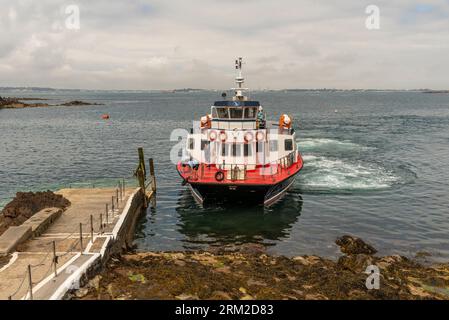 Herm, Isole del Canale, Regno Unito. Giugno 2023. Traghetto passeggeri in partenza da Rosaire Steps, Herm con bassa marea. Diretto a St Peter Port, Guernsey Foto Stock