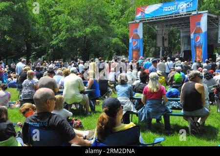 Bildnummer: 59794349 Datum: 08.06.2013 Copyright: imago/Xinhua gli spettatori guardano una performance durante la 30a edizione del Chicago Blues Festival a Chicago, negli Stati Uniti, 8 giugno 2013. La festa musicale per i fan del blues si svolge dal 6 al 9 giugno. (Xinhua/Jiang Xintong) US-MUSIC-CHICAGO BLUES FESTIVAL PUBLICATIONxNOTxINxCHN xcb x0x 2013 quer 59794349 Data 08 06 2013 Copyright Imago XINHUA spettatori Guarda una performance durante la 30a edizione del Chicago Blues Festival a Chicago negli Stati Uniti 8 giugno 2013 la Festa musicale per i sostenitori del Blues si svolge dal 6 al 9 giugno XINHUA Jiang U.S. Foto Stock