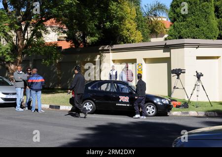 Bildnummer: 59794650  Datum: 09.06.2013  Copyright: imago/Xinhua (130609) -- JOHANNESBURG, June 9, 2013 (Xinhua) -- Journalists wait for news of former South African President Nelson Mandela outside his house in Johannesburg, South Africa, on June 9, 2013. The 94-year-old former South African President Nelson Mandela was hospitalized early on Saturday, the Presidency announced. (Xinhua/Guo Xinghua) (bxq) SOUTH AFRICA-JOHANNESBURG-MANDELA-HOSPITALIZATION PUBLICATIONxNOTxINxCHN People Politik Krankenhaus Mandela xcb x0x 2013 quer premiumd      59794650 Date 09 06 2013 Copyright Imago XINHUA  Joh Stock Photo