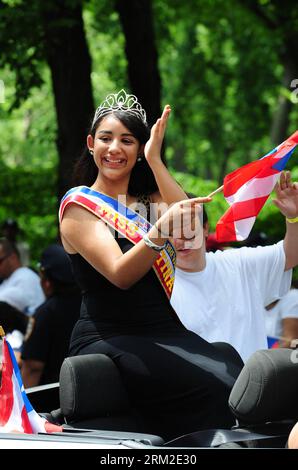 Bildnummer: 59797087 Datum: 09.06.2013 Copyright: imago/Xinhua (130609) -- NEW YORK, 9 giugno 2013 (Xinhua) -- Una ragazza prende parte alla National Puerto Rican Day Parade del 2013 lungo la Fifth Avenue a New York, negli Stati Uniti, il 9 giugno 2013. La sfilata annuale, iniziata nel 1958, attira milioni di folle con carri colorati, ballerini e la possibilità di vedere celebrità e leader della comunità portoricana. (Xinhua/Deng Jian) US-NEW YORK-PUERTO RICO-PARADE PUBLICATIONxNOTxINxCHN Gesellschaft Demo Feier Fest Einwanderer Parade premiumd x0x xmb 2013 hoch 59797087 Data 09 06 2013 Copia Foto Stock