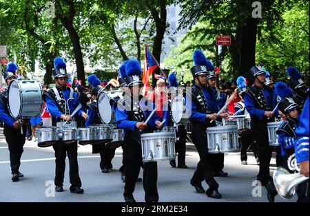 Bildnummer: 59797088 Datum: 09.06.2013 Copyright: imago/Xinhua (130609) -- NEW YORK, 9 giugno 2013 (Xinhua) -- Una squadra di percussioni e trombe prende parte alla National Puerto Rican Day Parade del 2013 lungo la Fifth Avenue a New York, negli Stati Uniti, il 9 giugno 2013. La sfilata annuale, iniziata nel 1958, attira milioni di folle con carri colorati, ballerini e la possibilità di vedere celebrità e leader della comunità portoricana. (Xinhua/Deng Jian) US-NEW YORK-PUERTO RICO-PARADE PUBLICATIONxNOTxINxCHN Gesellschaft Demo Feier Fest Einwanderer Parade Premiumd x0x xmb 2013 quer 59797088 DAT Foto Stock