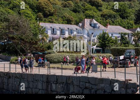 Herm Island, Channel Islands, Regno Unito. 11 giugno 2023. I turisti con i bagagli che camminano per prendere un traghetto per trasportarli a Guernsey, Isole del Canale Foto Stock