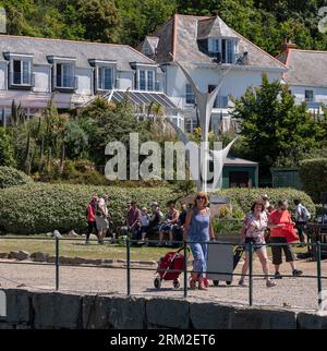 Herm Island, Channel Islands, Regno Unito. 11 giugno 2023. I turisti con i bagagli che camminano per prendere un traghetto per trasportarli a Guernsey, Isole del Canale Foto Stock