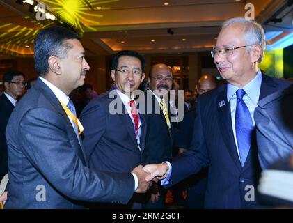 Bildnummer: 59821328 Datum: 13.06.2013 Copyright: imago/Xinhua (130613) - KUALA LUMPUR, 13 giugno 2013 (Xinhua) -- il primo ministro Malese Najib Razak (R) stringe la mano agli imprenditori alla conferenza Invest Malaysia 2013 a Kuala Lumpur, Malaysia, 13 giugno 2013. La conferenza di due giorni è iniziata qui giovedì. (Xinhua/Chong Voon Chung) (lyx) MALESIA-KUALA LUMPUR-INVEST MALESIA 2013 PUBLICATIONxNOTxINxCHN People xas x0x 2013 quer 59821328 Data 13 06 2013 Copyright Imago XINHUA Kuala Lumpur 13 giugno 2013 XINHUA Malesia primi Ministri Najib Razak r Shakes Hands with ENTERPRI Foto Stock