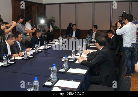 Bildnummer: 59822756 Datum: 13.06.2013 Copyright: imago/Xinhua (130613) - KUALA LUMPUR, 13 giugno 2013 (Xinhua) - la delegazione del governo thailandese partecipa a un incontro prima del loro colloquio di pace con i gruppi insorti a Kuala Lumpur, 13 giugno 2013. Il governo thailandese ha intrapreso un altro ciclo di colloqui di pace con i gruppi insorti giovedì, nonostante le continue violenze nel sud del paese. La delegazione del governo, guidata dal Segretario generale del Consiglio di sicurezza Nazionale (NSC) Paradorn Pattanathabut, ha incontrato i delegati di Barisan Revolusi Nasional (BRN), un importante gruppo di insorti meridionali, ad un undi Foto Stock