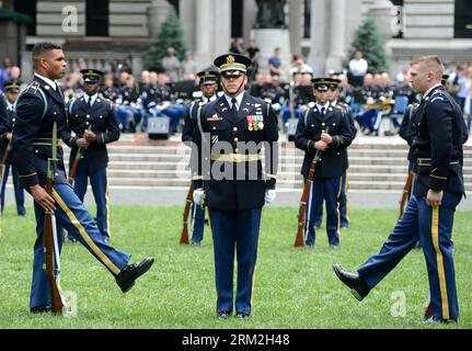 Bildnummer: 59836101 Datum: 14.06.2013 Copyright: imago/Xinhua (130614) -- NEW YORK, 14 giugno 2013 (Xinhua) -- i membri della U.S. Army Drill Team si esibiscono alla United States Army 238th Birthday Cerebration durante la settimana dell'esercito, composta da veterani, riservisti, coniugi militari e membri impegnati della comunità, a New York, negli Stati Uniti, il 14 giugno 2013. (Xinhua/Wang lei) U.S.-NEW YORK-ARMY COMPLEANNO CELEBRAZIONE PUBLICATIONxNOTxINxCHN Gesellschaft Politik Militär Gründungstag Jahrestag USA Armee x0x xmb 2013 quer premiumd 59836101 Data 14 06 2013 Copyright Imago XINHUA New York 14 giugno Foto Stock