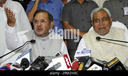 Bildnummer: 59840750  Datum: 16.06.2013  Copyright: imago/Xinhua (130616) -- PATNA, June 16, 2013 (Xinhua) -- Bihar Chief Minister Nitish Kumar (R) and Janata Dal United (JDU) leader Sharad Yadav attend a press conference in Patna, India, June 16, 2013. India s main opposition alliance split, with the second-biggest party in the coalition, Janata Dal United, pulling out after hardliner Narendra Modi was elected to lead the dominant party s 2014 election campaign. (Xinhua/Stringer) (zhf) INDIA-PATNA-POLITICS-OPPOSITION-SEPARATION PUBLICATIONxNOTxINxCHN People Politik x0x xmb 2013 quer      5984 Stock Photo