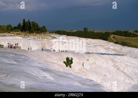 Bildnummer: 59844320  Datum: 16.06.2013  Copyright: imago/Xinhua (130617) -- DENIZILI,   2013 (Xinhua) -- Tourists visit the Pamukkale in Turkey on June 16, 2013. Pamukkale, meaning cotton castle in Turkish, is a natural site in Denizli Province in southwestern Turkey. The city contains hot springs and travertines, terraces of carbonate minerals left by the flowing water. It is located in Turkey s Inner Aegean region, in the River Menderes valley, which has a temperate climate for most of the year. The white castle is in total about 2,700 metres long, 600 metres wide and 160 metres high. It is Stock Photo