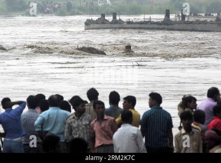 Bildnummer: 59858873  Datum: 18.06.2013  Copyright: imago/Xinhua NEW DELHI, June 18, 2013 - look on as the Yamuna river flows above the danger mark in New Delhi, India, June 18, 2013. The Indian capital has been put on flood alert after its main Yamuna river breached the danger mark following incessant rainfall since June 16. (Xinhua/Partha Sarkar) INDIA-NEW DELHI-FLOOD PUBLICATIONxNOTxINxCHN Gesellschaft Unwetter Regen Flut Hochwasser Fluss xas x0x 2013 quer premiumd     59858873 Date 18 06 2013 Copyright Imago XINHUA New Delhi June 18 2013 Look ON As The Yamuna River flows above The Danger M Stock Photo