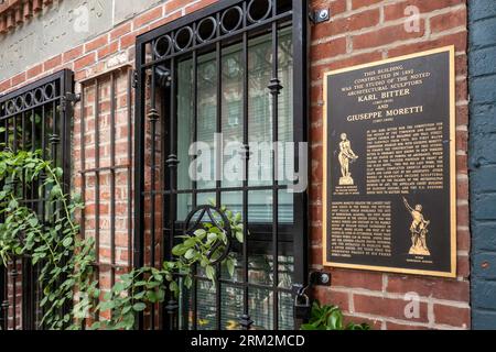 La storica Sculptors House si trova sulla E. 13th St. Nel Greenwich Village, 2023, New York City, USA Foto Stock