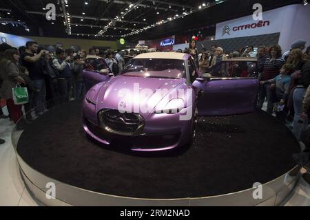 Bildnummer: 59886068 Datum: 21.06.2013 Copyright: imago/Xinhua (130621) -- BUENOS AIRES, 21 giugno 2013 (Xinhua) -- osservare la concept car Renault S Revolta durante il 6° Salone Internazionale dell'Auto, nella città di Buenos Aires, capitale dell'Argentina, il 21 giugno 2013. (Xinhua/Martin Zabala) (itm) ARGENTINA-BUENOS AIRES-INDUSTRY-AUTOMOTIVE PUBLICATIONxNOTxINxCHN Wirtschaft Messe Automesse AutoShow Automobilmesse xdp x0x 2013 quer premiumd 59886068 Data 21 06 2013 Copyright Imago XINHUA Buenos Aires 21 giugno 2013 XINHUA osserva la concept car Renault durante il 6° Salone Internazionale dell'automobile Foto Stock