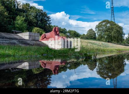 Crystal Palace, Londra, Regno Unito - 26 agosto 2023: Vista panoramica della Sfinge Guardiana nel Parco naturale del Crystal Palace riflessa nell'acqua su una soleggiata S Foto Stock