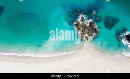 26 agosto 2023: Malpica de Bergantinos, A Coruna, Galizia, Spagna. Le spiagge di Malpica de Bergantinos, che fanno parte della regione galiziana conosciuta come Costa de la muerte, durante l'estate. (Immagine di credito: © Cristian Leyva/ZUMA Press Wire) SOLO USO EDITORIALE! Non per USO commerciale! Crediti: ZUMA Press, Inc./Alamy Live News Foto Stock