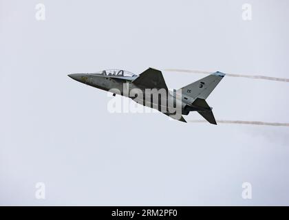 Italian Air Force Leonardo T-346A solo in mostra al Royal International Air Tattoo del 2023 Foto Stock