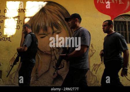 Bildnummer: 59902198  Datum: 25.06.2013  Copyright: imago/Xinhua Security elements guard after a shooting at favela Nova Holanda, in Complexo da Mare, north of Rio de Janeiro, Brazil, on June 25, 2013. At least nine died and nine others were injured on Tuesday after a shooting between drug traffickers and policemen at the favela. (Xinhua/Wilton Junior/AGENCIA ESTADO) (itm) (ce) (BRAZIL OUT) BRAZIL-RIO DE JANEIRO-SECURITY-VIOLENCE PUBLICATIONxNOTxINxCHN Gesellschaft Kriminalität Sicherheit Polizei xas x0x 2013 quer Aufmacher premiumd     59902198 Date 25 06 2013 Copyright Imago XINHUA Security Stock Photo