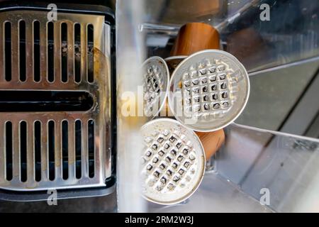 Capsule di caffè espresso usate. Capsula di caffè Nespresso scartata. Cialde di caffè utilizzate nella macchina, capsule nespresso forate, cialde di caffè perforate Foto Stock